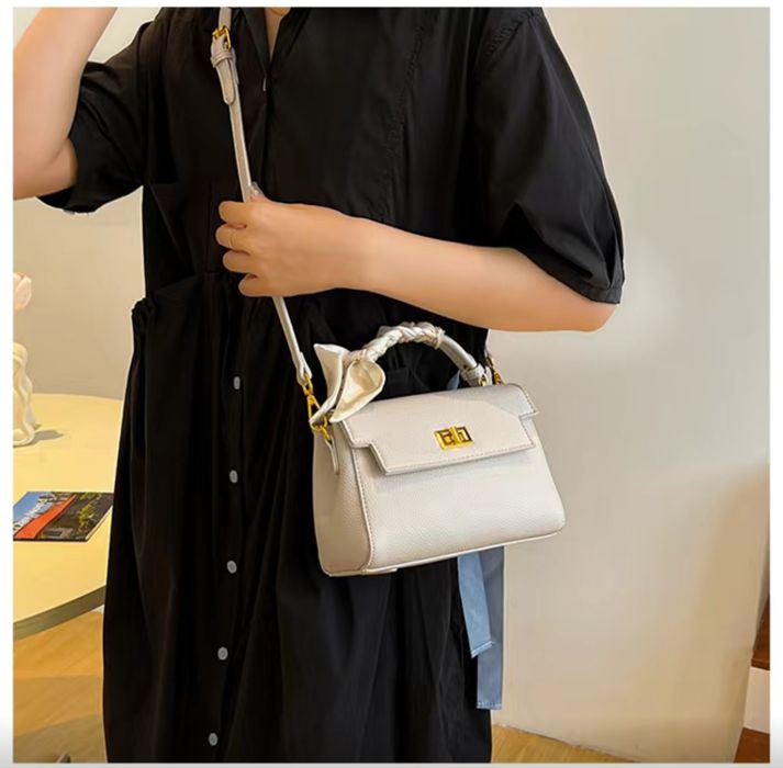 Продам сумку белую