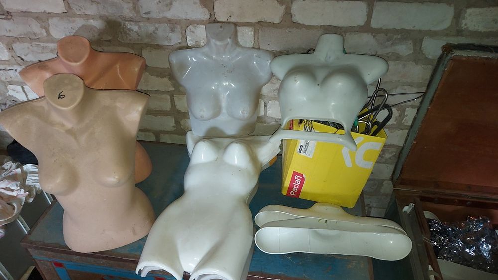 Вешалки, плечики, маникены