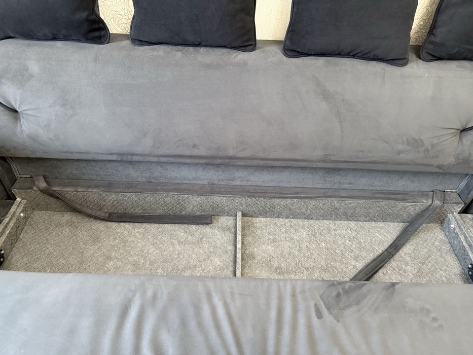 Продам диван в черном цвете!