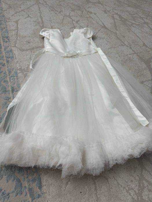 Платье белое нарядное