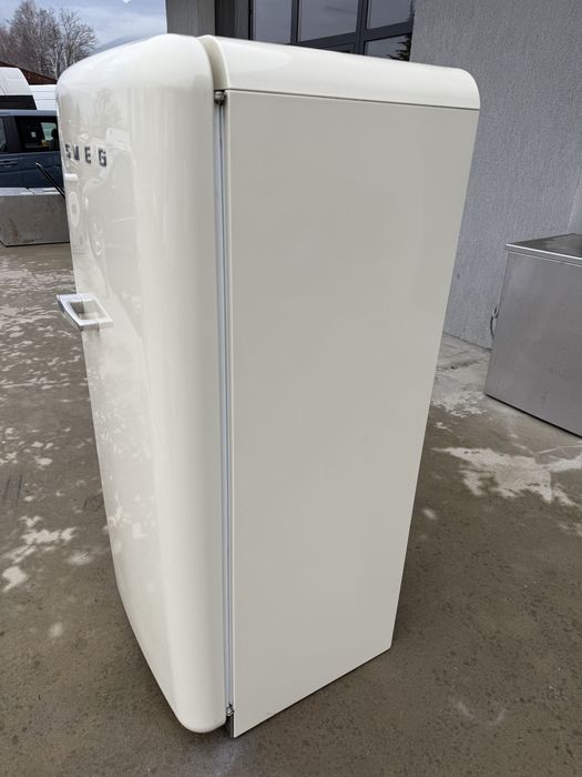 Бежов хладилник с камера SMEG