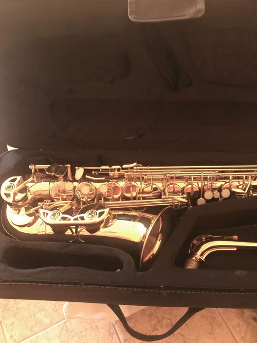 Продавам алт саксофон ELKHART като нов