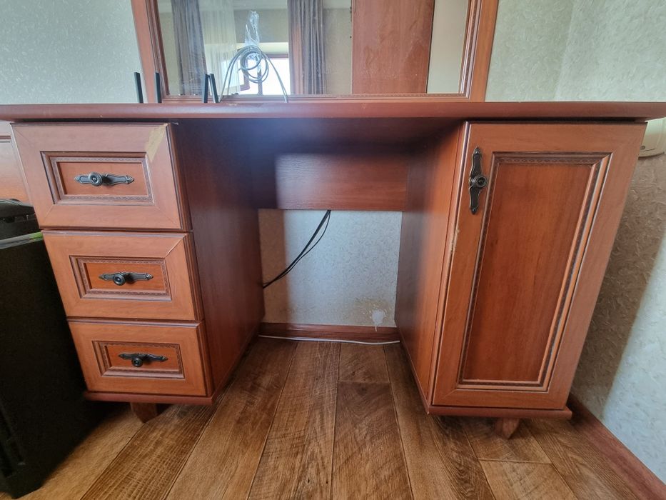 Стол со шкафчиками