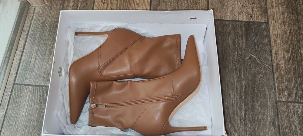 Кожени боти GUESS