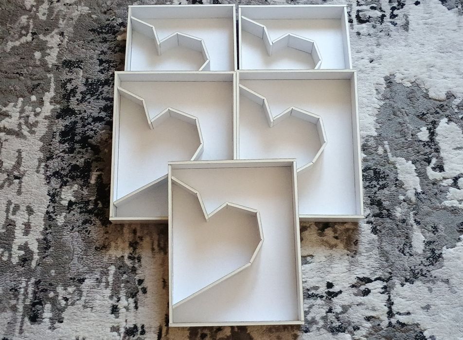 Кутии, цифри и букви за цветя, мъх и мезета