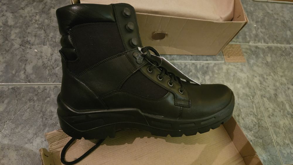 Кожени обувки номер 45.