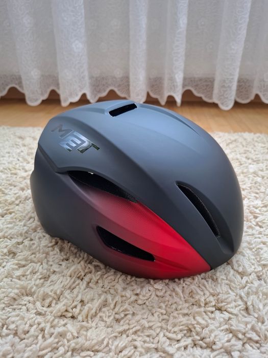 Casca Ciclism MET Manta  Nou