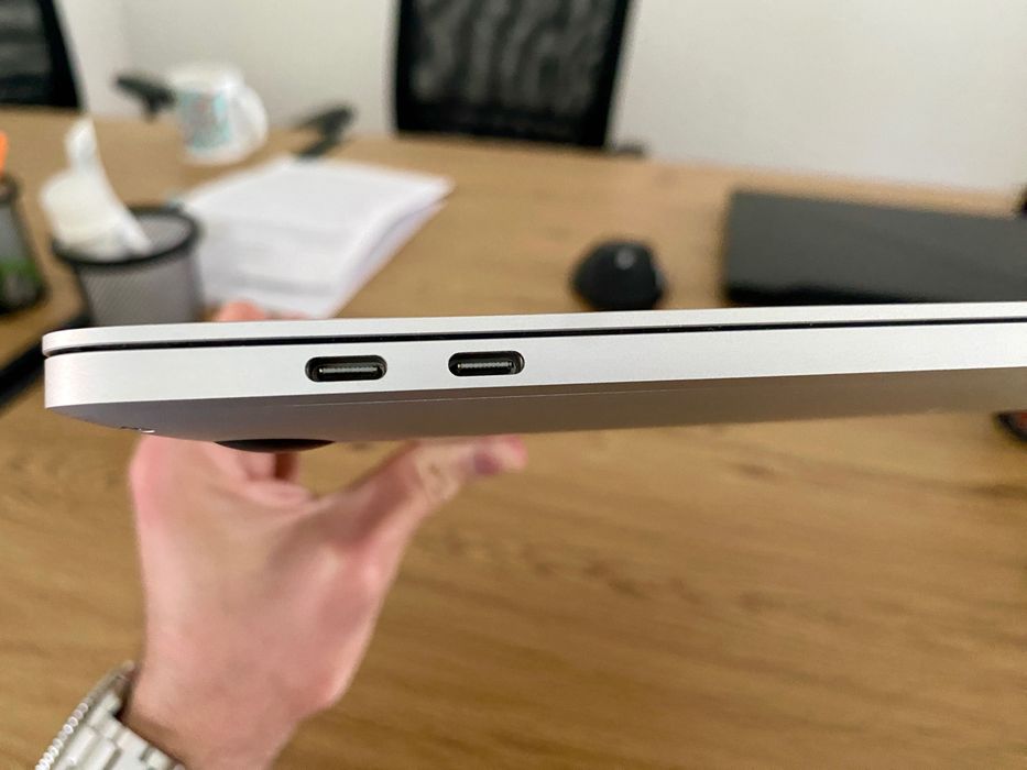 Macbook Pro 13 inch 2020 touch bar, 8gb ram, intel i5, 256gb