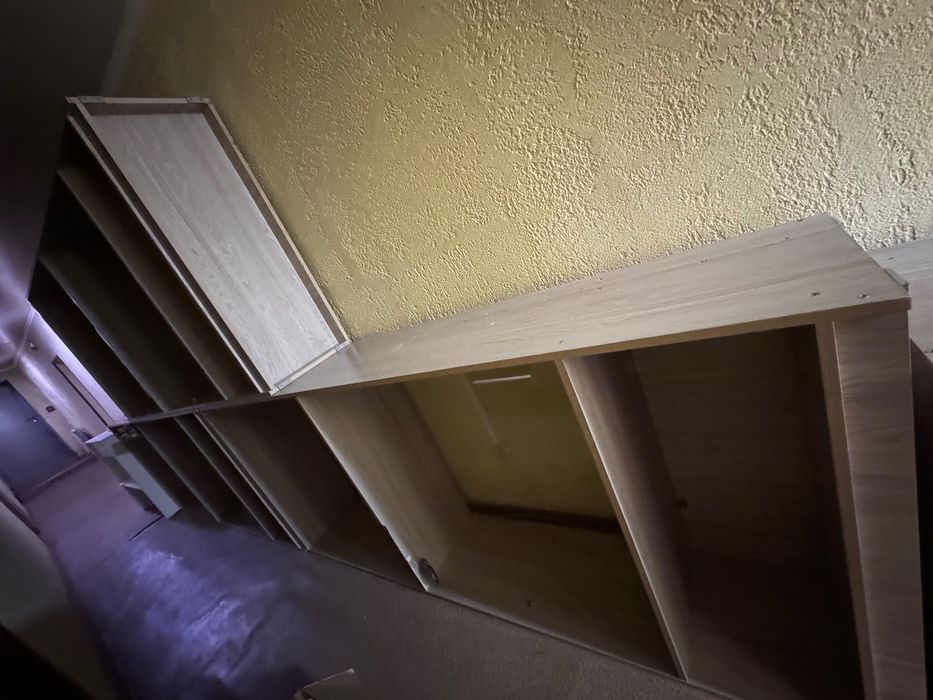 Стеллажи , деревянные витрины