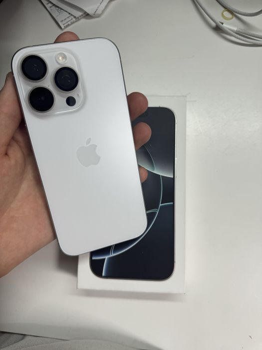 Iphone  16 pro акб 100 (10 раз заряжался)