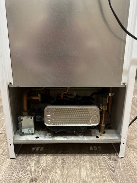 Газовая колонка. Газовый котёл. Отопление, горячая вода. Батарея