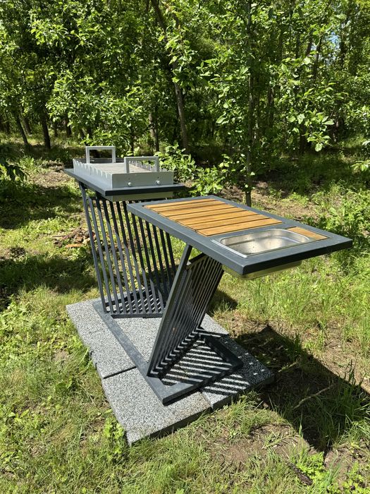 Gratar cu masa din lemn