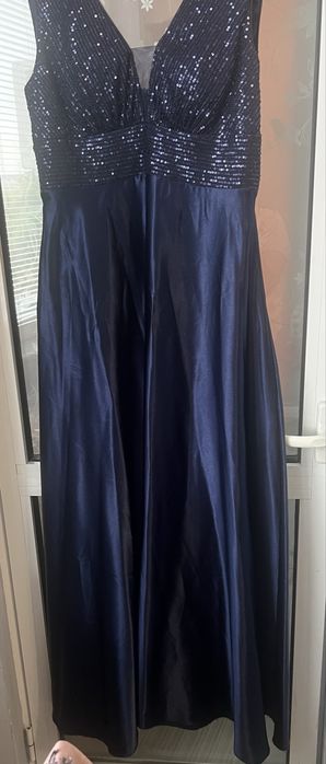 Официална рокля в тъмно синьо