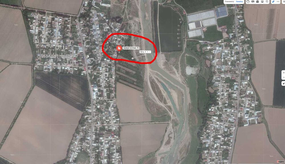 Редкий участок земли вдоль воды (Карасу)