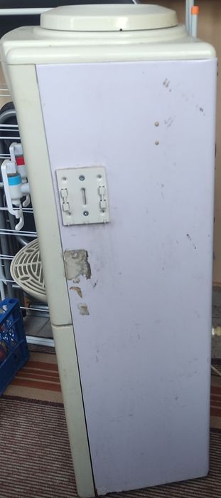 Продавам диспенсър за вода LAMO