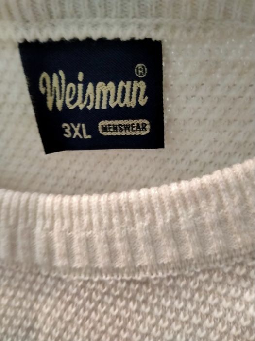 Свитер сатылады.