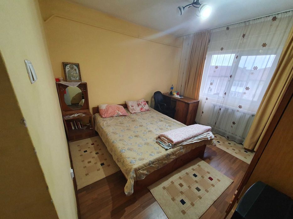 Vând apartament decomandat, 2 camere, situat pe Bulevardul Republicii nr. 1, Zona Nord, chiar lângă Spitalul Județean
