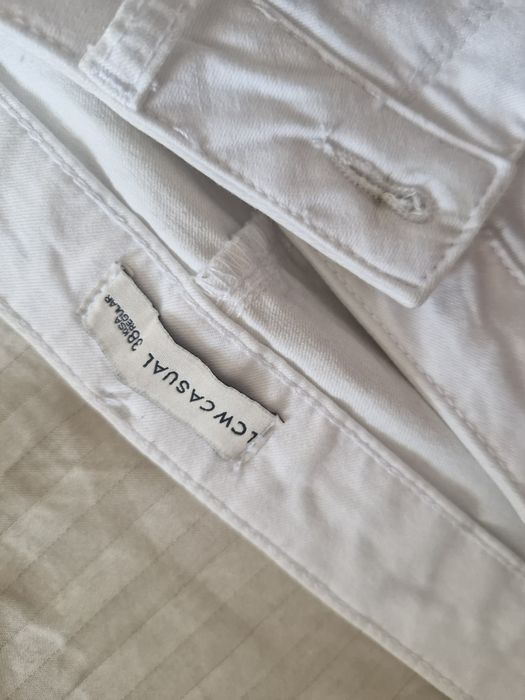 Бели дънки с широк крачол