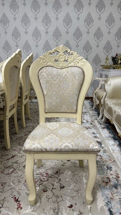 Стулья в зал продаются.