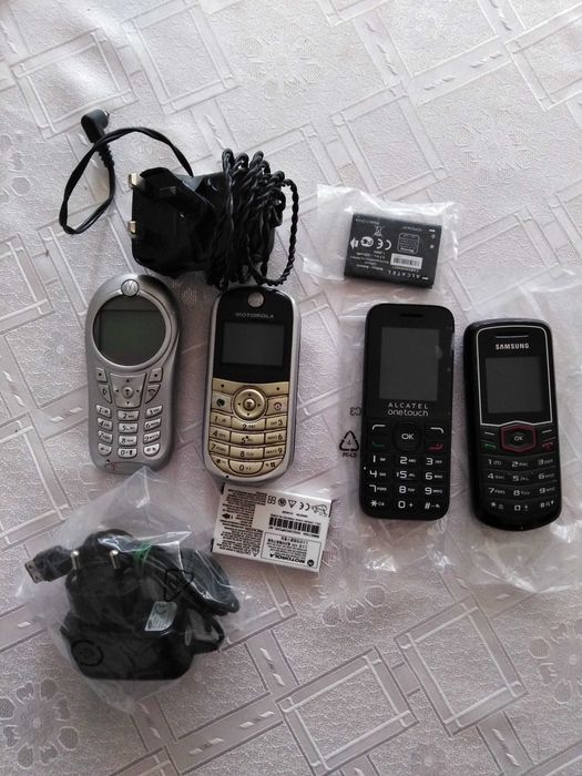 Телефони Motorola, Alcatel, Samsung с батерии и зарядни устройства всичко за 15 евро