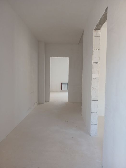 Uy sotiladi. Yangi qurilgan. Yoshlik ko'chada shashlik sitini orqasida