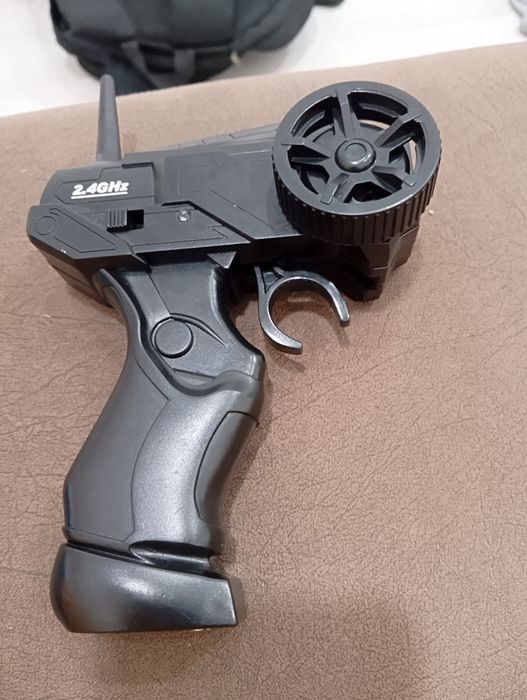 Продам машинку на пульте управления