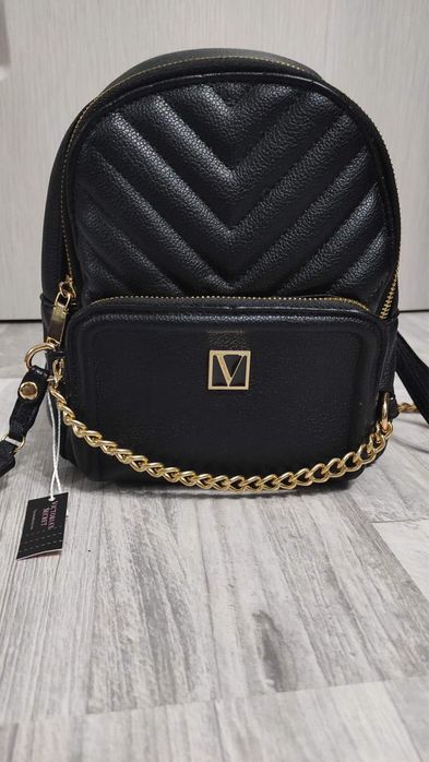 Черна раница на Victoria’s secret