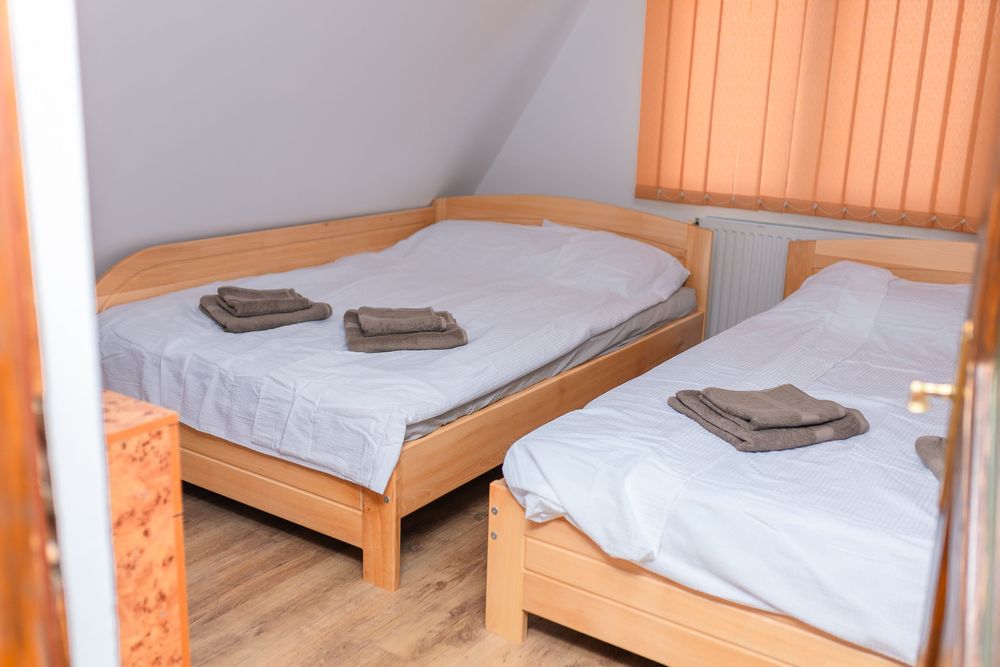 Cabana de inchiriat cu piscina si ciubar din lemn