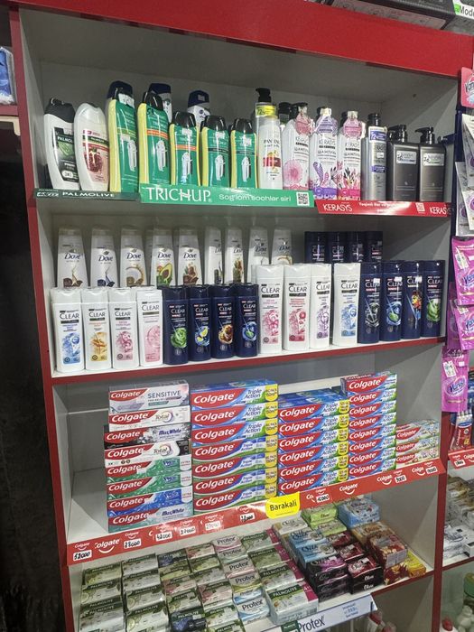 SROCHNO Prodayotsa vitrina polka dlya magazinov