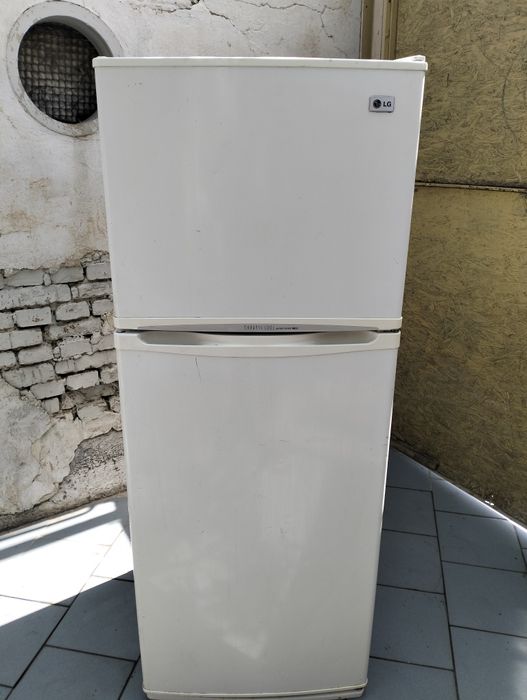 Холодильник LG работает