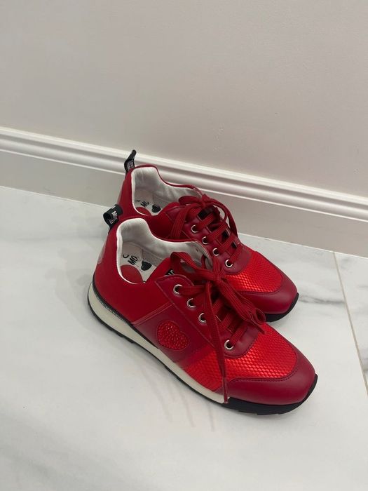 Червени дамски маратонки Love Moschino.