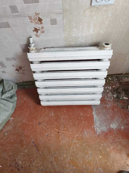 Продам 2 б/у чугунных радиатора