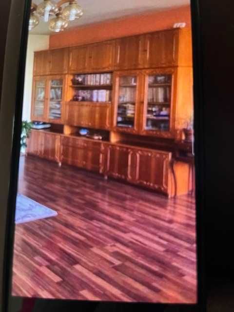 Vand mobila de living.