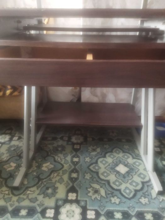 Продам компьютерный стол.