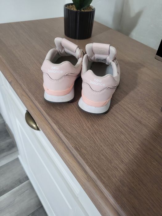 Vand adidasi new balance