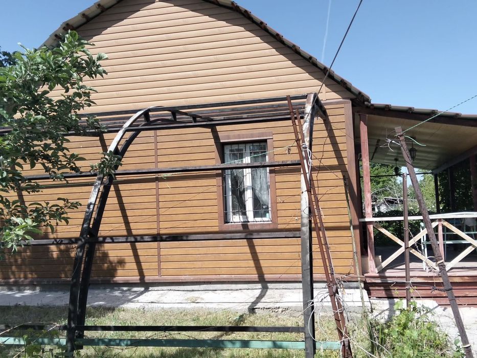 Продам зимнюю кирпичную дачу.