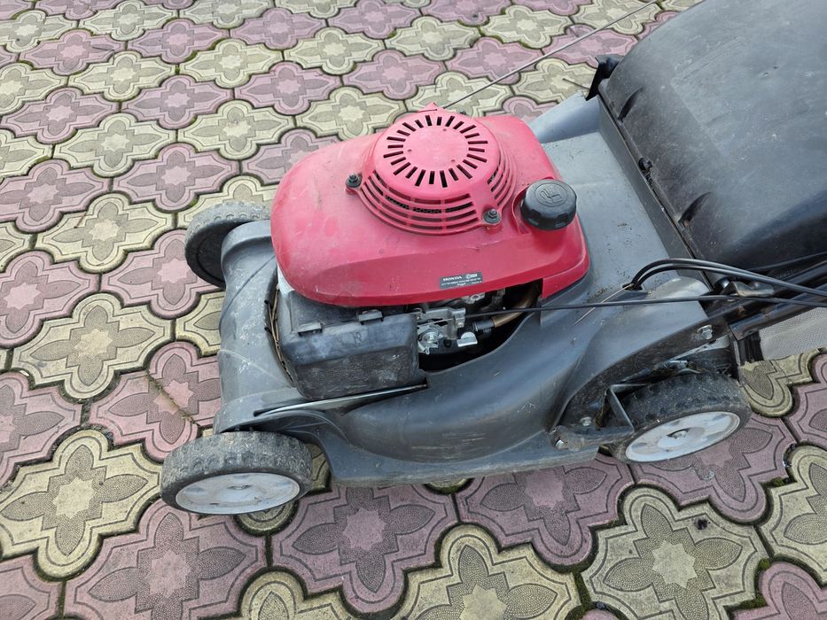 Vând mașina de tuns iarba Honda