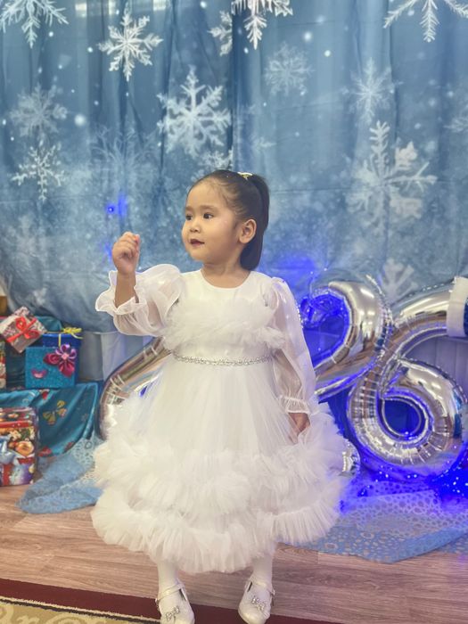 Продам платье на девочку 3-4 лет