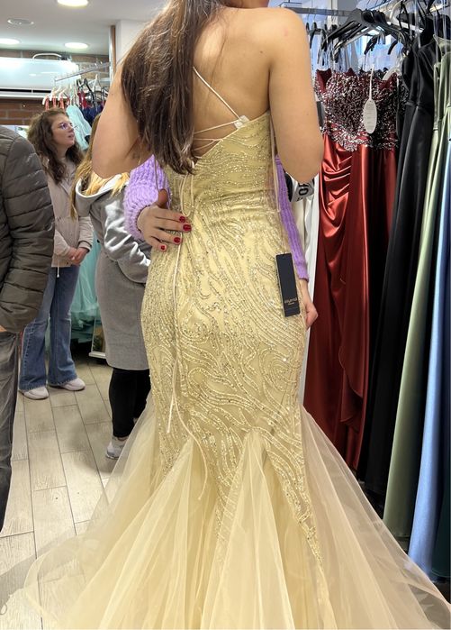 Абитуриентска рокла