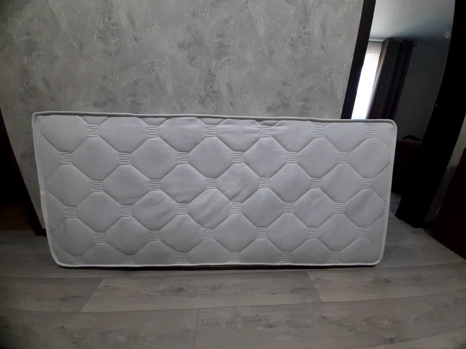 Продам матрас на 1.5 кровать.