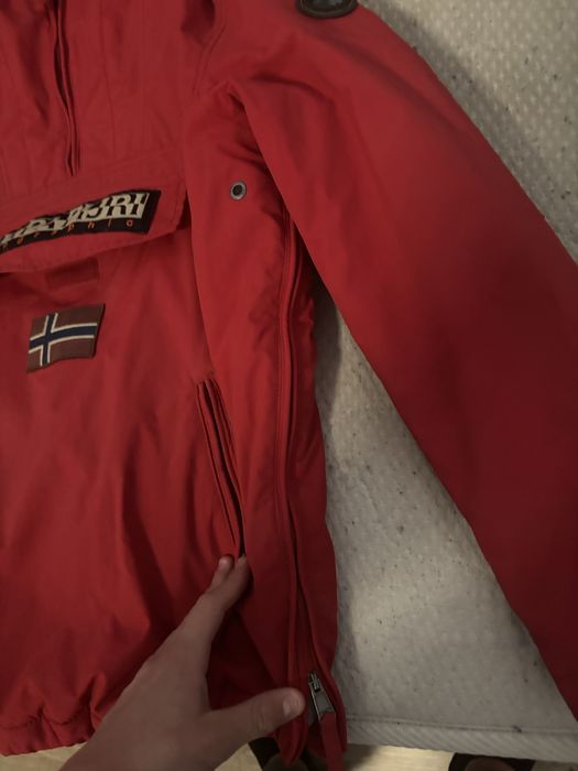 Продавам оригинално яке за повече инф на лично