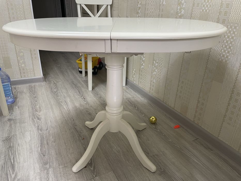 Овальные обеденный стол