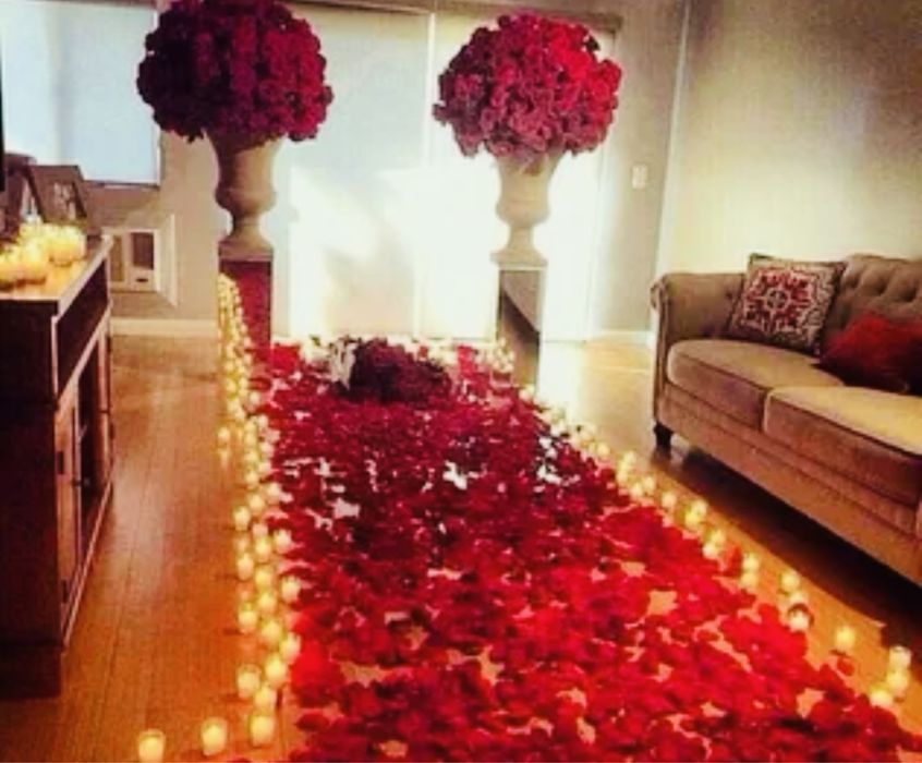 Свежие лепестки роз