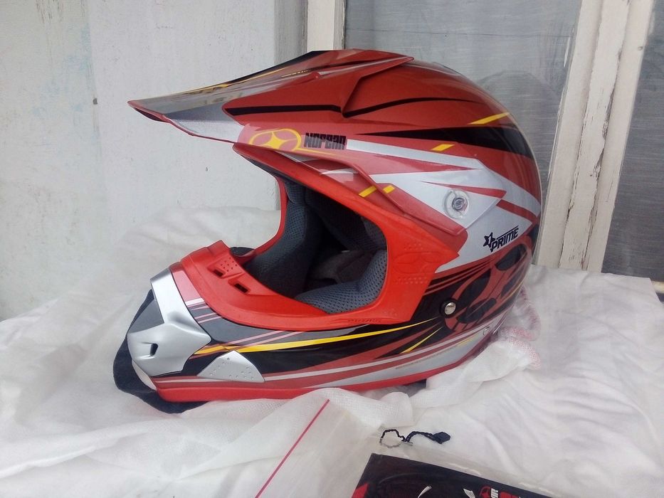 Яке две каски и два чифта мото ботуши