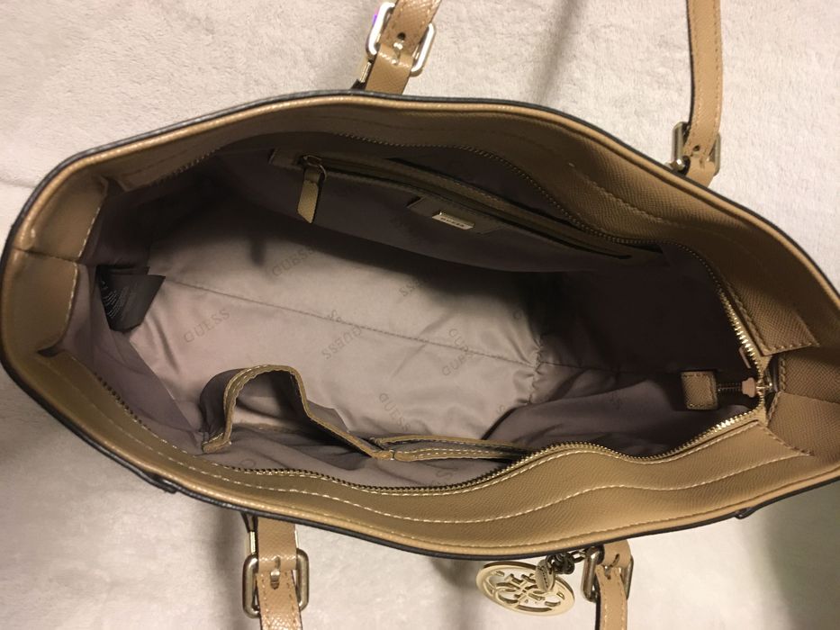 Оригинална дамска бежова чанта Guess