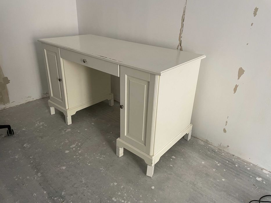 Birou alb de vanzare , model IKEA , zona Grozavesti ,  Bucuresti