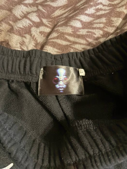 черные шорты hellstar