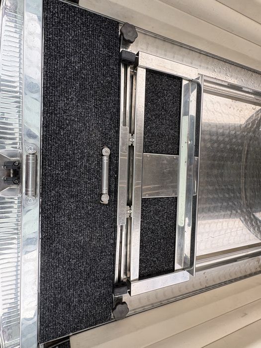 Vând mașina funerară Mercedes - Benz E 290