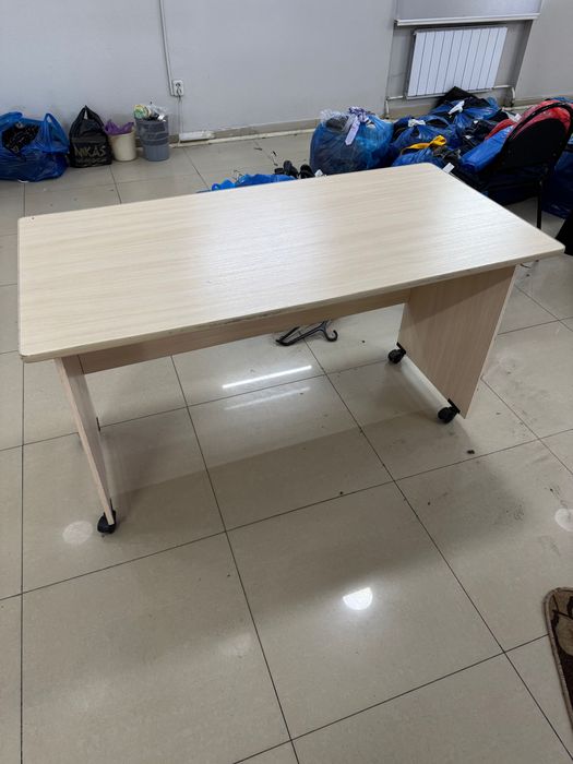 Столы ,  на колесиках б/у