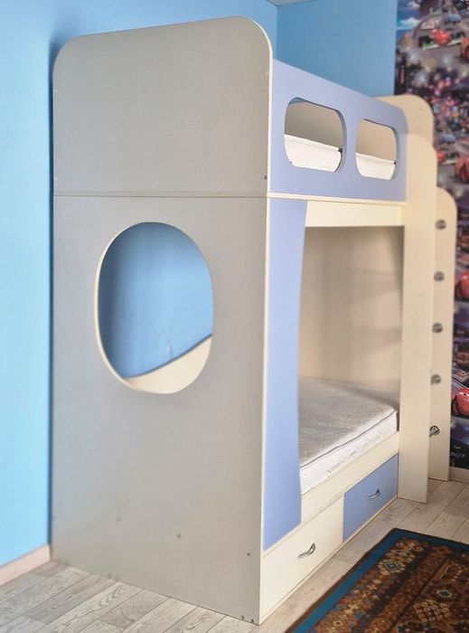 Двухъярусная детская кровать.